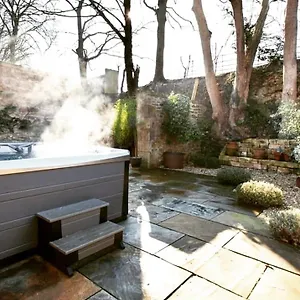  Apartment The Little Barn @ With Large Hot Tub